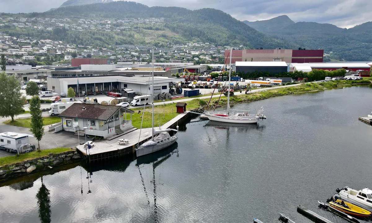 Førde Båtklubb: Easy entrance but extremley shallow. At low water only 2 mtrs on 
floating dock 
  Diesel at the west side of floating dock. At jetty less deep.