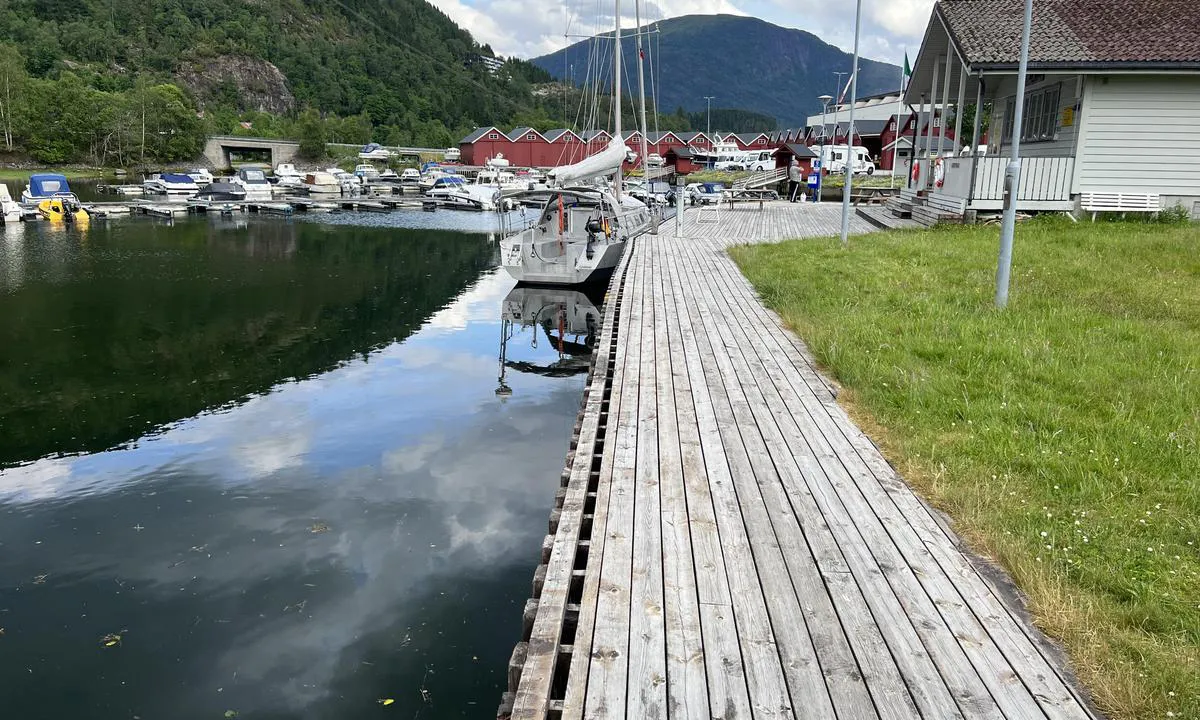 Førde Båtklubb: {"base": "en", "no": "Oobs ikke veldig dyp.", "se": "Oobs inte v\u00e4ldigt djup.", "en": "Oobs not very deep.", "da": "Oobs ikke s\u00e6rlig dyb."}