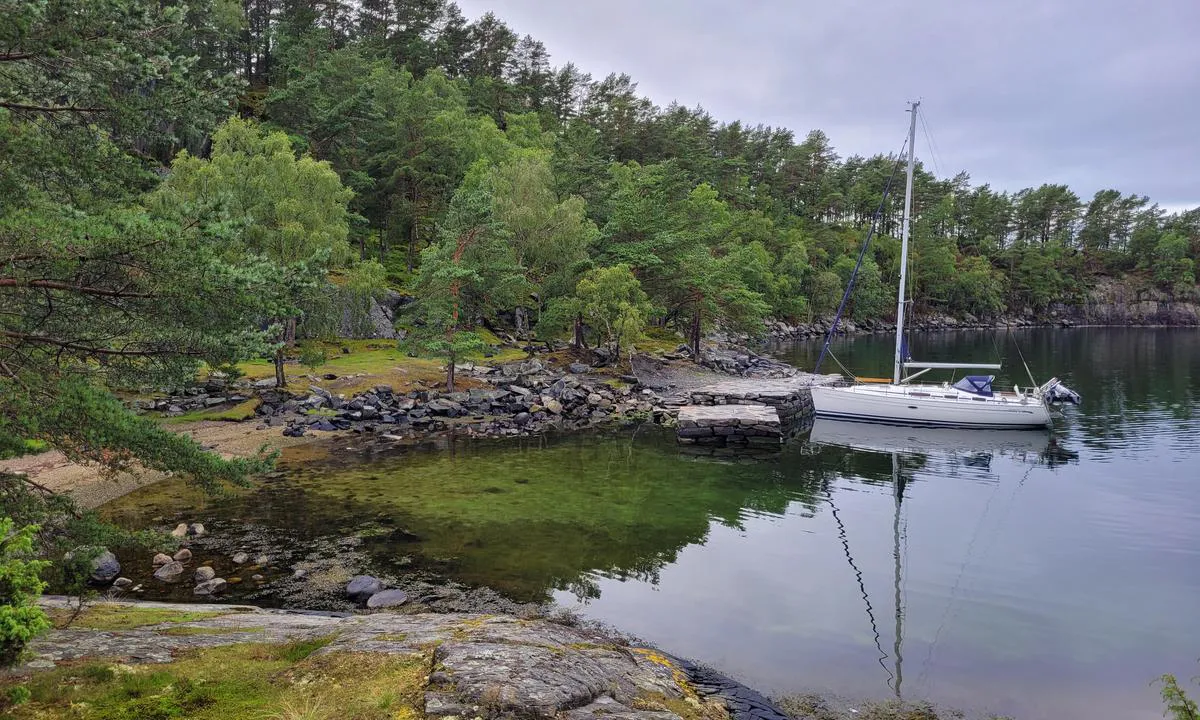 Forøya - Hjelmeland: {"base": "no", "no": "Dybde der seilb\u00e5ten ligger er ca 2,7 meter.", "se": "Djupet d\u00e4r segelb\u00e5ten ligger \u00e4r cirka 2,7 meter.", "en": "The depth where the sailboat is located is approximately 2.7 meters.", "da": "Dybden hvor sejlb\u00e5den ligger er ca. 2,7 meter."}