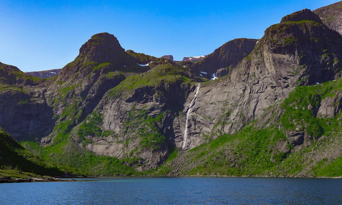 Forsfjorden: Entering the fjord
