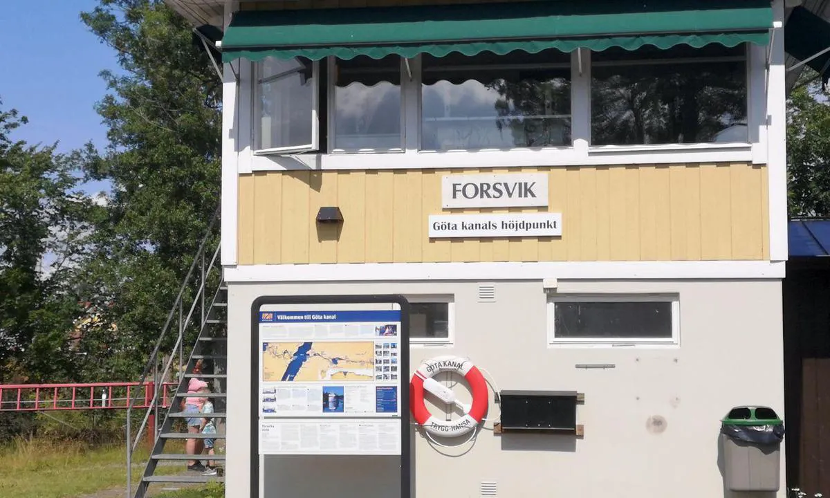 {"base": "de", "no": "Forsvik det h\u00f8yeste punktet p\u00e5 G\u00f6ta kanal for oss g\u00e5r det n\u00e5 nedover", "se": "Forsvik den h\u00f6gsta punkten p\u00e5 G\u00f6ta kanal f\u00f6r oss g\u00e5r det nu ner\u00e5t", "en": "Forsvik the highest point on the G\u00f6ta Canal for us it's going down now", "da": "Forsvik det h\u00f8jeste punkt p\u00e5 G\u00f6takanalen for os g\u00e5r det nu nedad", "fr": "Forsvik le point le plus haut du canal G\u00f6ta pour nous \u00e7a descend maintenant", "de": "Forsvik der h\u00f6chste Punkt am G\u00f6takanal f\u00fcr uns geht's jetzt runter", "es": "Forsvik el punto m\u00e1s alto en el Canal de G\u00f6ta ahora vamos hacia abajo", "it": "Forsvik il punto pi\u00f9 alto del Canale di G\u00f6ta, per noi ora si scende", "pt": "Forsvik o ponto mais alto do Canal de G\u00f6ta para n\u00f3s, agora vamos descer", "nl": "Forsvik het hoogste punt aan het G\u00f6takanaal nu gaan we naar beneden", "pl": "Forsvik najwy\u017cszy punkt na kanale Gota teraz schodzimy w d\u00f3\u0142", "uk": "\u0424\u043e\u0440\u0441\u0432\u0456\u043a - \u043d\u0430\u0439\u0432\u0438\u0449\u0430 \u0442\u043e\u0447\u043a\u0430 \u043d\u0430 \u0413\u044c\u043e\u0442\u0430\u043a\u0430\u043d\u0430\u043b\u0456, \u0434\u043b\u044f \u043d\u0430\u0441 \u0442\u0435\u043f\u0435\u0440 \u0441\u043f\u0443\u0441\u043a", "ro": "Forsvik, cel mai \u00eenalt punct al Canalului G\u00f6ta, pentru noi acum cobor\u00e2m", "tr": "Forsvik G\u00f6takanal\u0131'ndaki en y\u00fcksek nokta biz \u015fimdi a\u015fa\u011f\u0131ya gidiyoruz", "el": "Forsvik \u03c4\u03bf \u03c8\u03b7\u03bb\u03cc\u03c4\u03b5\u03c1\u03bf \u03c3\u03b7\u03bc\u03b5\u03af\u03bf \u03c3\u03c4\u03bf \u03ba\u03b1\u03bd\u03ac\u03bb\u03b9 \u0393\u03ba\u03ad\u03c4\u03b1 \u03b3\u03b9\u03b1 \u03b5\u03bc\u03ac\u03c2 \u03c4\u03ce\u03c1\u03b1 \u03ba\u03b1\u03c4\u03b5\u03b2\u03b1\u03af\u03bd\u03bf\u03c5\u03bc\u03b5", "cs": "Forsvik nejvy\u0161\u0161\u00ed bod na G\u00f6task\u00e9m kan\u00e1lu pro n\u00e1s te\u010f dol\u016f", "hu": "Forsvik a legmagasabb pont a G\u00f6takanalon, most indulunk lefel\u00e9", "fi": "Forsvik on korkein kohta G\u00f6tan kanavalla, t\u00e4st\u00e4 eteenp\u00e4in menn\u00e4\u00e4n alasp\u00e4in", "bg": "\u0424\u043e\u0440\u0441\u0432\u0438\u043a \u043d\u0430\u0439-\u0432\u0438\u0441\u043e\u043a\u0430\u0442\u0430 \u0442\u043e\u0447\u043a\u0430 \u043d\u0430 \u0413\u044c\u043e\u0442\u0430\u043a\u0430\u043d\u0430\u043b \u0437\u0430 \u043d\u0430\u0441 \u0441\u0435\u0433\u0430 \u0441\u043b\u0438\u0437\u0430\u043c\u0435 \u043d\u0430\u0434\u043e\u043b\u0443", "sr": "Forsvik najvi\u0161a ta\u010dka na G\u00f6takanalu za nas sad ide nizbrdo", "et": "Forsvik G\u00f6takanali k\u00f5rgeim punkt meie jaoks l\u00e4heb n\u00fc\u00fcd alla", "lv": "Forsvika, augst\u0101kais punkts G\u0113ta kan\u0101l\u0101, mums tagad j\u0101dodas lej\u0101", "lt": "Forsvik yra auk\u0161\u010diausias ta\u0161kas G\u0117t\u0117s kanale, nuo \u010dia mums nusileidimas"}