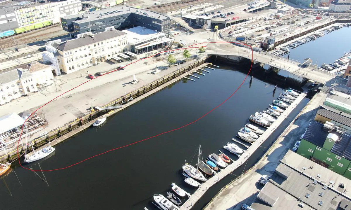 {"base": "no", "no": "Fosenkai Gjestehavn er lokalisert rett ut for Sentralbanestasjonen i Trondheim", "se": "Fosenkajen G\u00e4sthamn \u00e4r bel\u00e4gen precis framf\u00f6r Centralstationen i Trondheim", "en": "Fosenkai Guest Harbor is located directly in front of the Central Railway Station in Trondheim", "da": "Fosenkaj G\u00e6stehavn er beliggende lige ud for Centralbanestationen i Trondheim"}