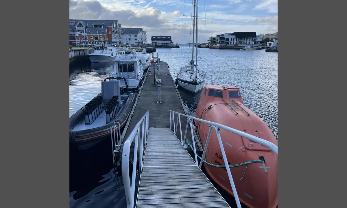 Fosnavåg: {"base": "no", "no": "Flytebrygge utenfor Thon hotell hvor det er gjesteplasser p\u00e5 utsiden.", "se": "Flytbrygga utanf\u00f6r Thon hotell d\u00e4r det finns g\u00e4stplatser p\u00e5 utsidan.", "en": "Floating dock outside Thon hotel where there are guest spots on the outside.", "da": "Flydebro uden for Thon hotel, hvor der er g\u00e6stepladser p\u00e5 ydersiden."}