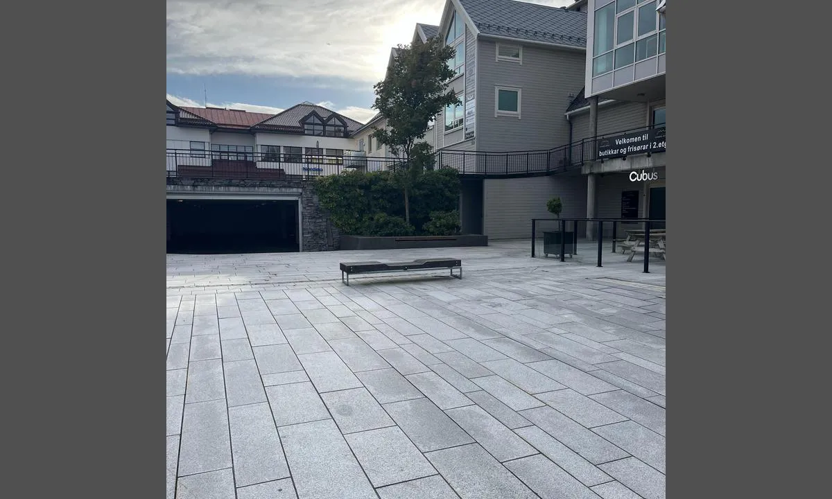 Fosnavåg: {"base": "no", "no": "Inngang til servicanlegg via parkeringsgarasjen til venstre i bildet", "se": "Ing\u00e5ng till serviceanl\u00e4ggningen via parkeringsgaraget till v\u00e4nster i bilden", "en": "Entrance to the service facility via the parking garage to the left in the image", "da": "Indgang til servicefaciliteter via parkeringsgaragen til venstre p\u00e5 billedet"}