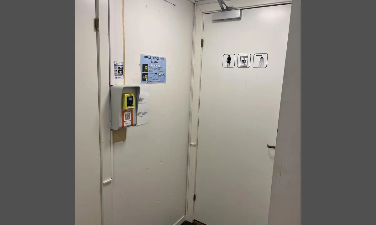 Fosnavåg: {"base": "no", "no": "Vipps-/kortbetaling for \u00e5 f\u00e5 l\u00e5st opp serviceanlegget", "se": "Vipps-/kortbetalning f\u00f6r att l\u00e5sa upp serviceanl\u00e4ggningen", "en": "Vipps/card payment to unlock the service facility", "da": "Vipps-/kortbetaling for at f\u00e5 l\u00e5st op serviceanl\u00e6gget"}