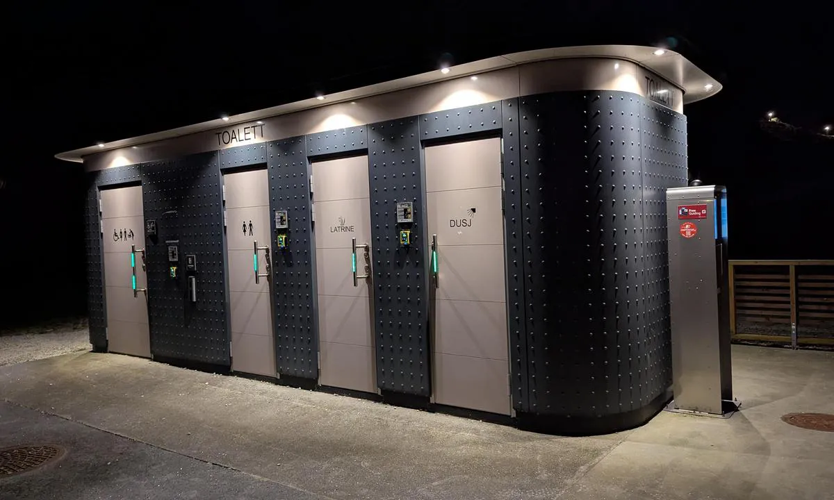 Fosnavåg: {"base": "no", "no": "Flott sanit\u00e6ranlegg p\u00e5 bobilparkering (anlegget i parkeringshuset stenger om kvelden (februar 2025). 10kr betales med kort. Ca 5 min dusj.", "se": "Flott sanitetsanl\u00e4ggning p\u00e5 husbilsparkeringen (anl\u00e4ggningen i parkeringshuset st\u00e4nger om kv\u00e4llen (februari 2025). 10 kr betalas med kort. Ca 5 min dusch.", "en": "Great sanitation facility at the motorhome parking (the facility in the parking garage closes in the evening (February 2025). 10 NOK paid by card. Approx. 5 min shower.", "da": "Flot sanit\u00e6ranl\u00e6g p\u00e5 autocamperparkering (anl\u00e6gget i parkeringshuset lukker om aftenen (februar 2025). 10 kr betales med kort. Ca 5 min brusebad."}