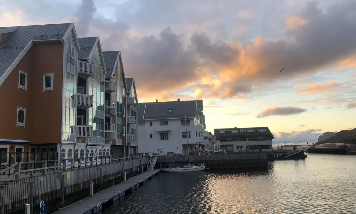 Fosnavåg: {"base": "no", "no": "P\u00e5 de ytterste bryggene skal man ligge med hekken inn. \r\nLenger inn kan man ligge langsmed, men de plassene fylles fort.", "se": "P\u00e5 de yttersta bryggorna ska man ligga med aktern in. L\u00e4ngre in kan man ligga l\u00e5ngsides, men de platserna fylls snabbt.", "en": "On the outermost docks, one should dock stern in. Further inside, one may dock alongside, but those spots fill up quickly.", "da": "Ved de yderste brygger skal man ligge med h\u00e6kken ind. L\u00e6ngere inde kan man ligge langskibs, men de pladser fyldes hurtigt."}