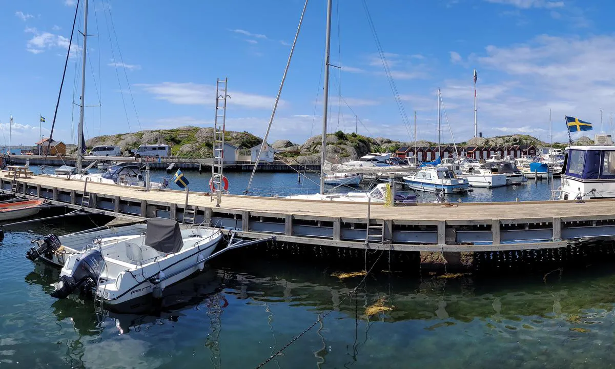 Fotö: {"base": "de", "no": "Utsikt fra enden av havnen mot innseilingen.", "se": "Utsikt fr\u00e5n hamnens slut mot inloppet.", "en": "View from the end of the harbor towards the entrance.", "da": "Udsigt fra enden af havnen mod indsejlingen.", "fr": "Vue depuis l'extr\u00e9mit\u00e9 du port vers l'entr\u00e9e.", "de": "Blick vom Ende des Hafens Richtung Einfahrt.", "es": "Vista desde el final del puerto hacia la entrada.", "it": "Vista dalla fine del porto verso l'entrata.", "pt": "Vista do final do porto em dire\u00e7\u00e3o \u00e0 entrada.", "nl": "Zicht vanaf het einde van de haven richting de ingang.", "pl": "Widok z ko\u0144ca portu w kierunku wej\u015bcia.", "uk": "\u0412\u0438\u0434 \u0437 \u043a\u0456\u043d\u0446\u044f \u0433\u0430\u0432\u0430\u043d\u0456 \u0432 \u043d\u0430\u043f\u0440\u044f\u043c\u043a\u0443 \u0432'\u0457\u0437\u0434\u0443.", "ro": "Priveli\u0219te de la cap\u0103tul portului c\u0103tre intrare.", "tr": "Liman\u0131n sonundan giri\u015f y\u00f6n\u00fcne bak\u0131\u015f.", "el": "\u0398\u03ad\u03b1 \u03b1\u03c0\u03cc \u03c4\u03bf \u03c4\u03ad\u03bb\u03bf\u03c2 \u03c4\u03bf\u03c5 \u03bb\u03b9\u03bc\u03b1\u03bd\u03b9\u03bf\u03cd \u03c0\u03c1\u03bf\u03c2 \u03c4\u03b7\u03bd \u03b5\u03af\u03c3\u03bf\u03b4\u03bf.", "cs": "Pohled z konce p\u0159\u00edstavu sm\u011brem k vjezdu.", "hu": "Kil\u00e1t\u00e1s a kik\u00f6t\u0151 v\u00e9g\u00e9b\u0151l a bej\u00e1rat fel\u00e9.", "fi": "N\u00e4kym\u00e4 sataman p\u00e4\u00e4dyst\u00e4 sis\u00e4\u00e4nk\u00e4ynnin suuntaan.", "bg": "\u0418\u0437\u0433\u043b\u0435\u0434 \u043e\u0442 \u043a\u0440\u0430\u044f \u043d\u0430 \u043f\u0440\u0438\u0441\u0442\u0430\u043d\u0438\u0449\u0435\u0442\u043e \u043a\u044a\u043c \u0432\u0445\u043e\u0434\u0430.", "sr": "Pogled sa kraja luke prema ulazu.", "et": "Vaade sadama l\u00f5pust sisses\u00f5idu poole.", "lv": "Skats no ostas gala virzien\u0101 uz ieeju.", "lt": "Vaizdas nuo uosto pabaigos link \u012fplaukos."}
