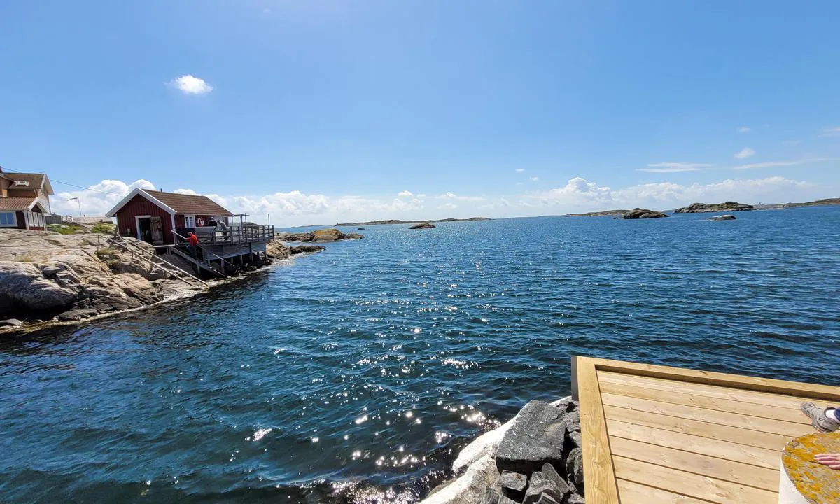 Fotö: {"base": "de", "no": "Utsikt over havneinngangen.", "se": "Vy \u00f6ver hamninloppet.", "en": "View of the harbour entrance.", "da": "Udsigt til havneindsejlingen.", "fr": "Vue sur l'entr\u00e9e du port.", "de": "Blick auf die Hafenzufahrt.", "es": "Vista de la entrada del puerto.", "it": "Vista sull'ingresso del porto.", "pt": "Vista para a entrada do porto.", "nl": "Uitzicht op de haveningang.", "pl": "Widok na wjazd do portu.", "uk": "\u0412\u0438\u0434 \u043d\u0430 \u0432\u0445\u0456\u0434 \u0434\u043e \u0433\u0430\u0432\u0430\u043d\u0456.", "ro": "Vedere la intrarea \u00een port.", "tr": "Limana giri\u015fe bak\u0131\u015f.", "el": "\u0398\u03ad\u03b1 \u03c3\u03c4\u03b7\u03bd \u03b5\u03af\u03c3\u03bf\u03b4\u03bf \u03c4\u03bf\u03c5 \u03bb\u03b9\u03bc\u03b1\u03bd\u03b9\u03bf\u03cd.", "cs": "Pohled na vjezd do p\u0159\u00edstavu.", "hu": "Kil\u00e1t\u00e1s a kik\u00f6t\u0151 bej\u00e1rat\u00e1ra.", "fi": "N\u00e4kym\u00e4 sataman sis\u00e4\u00e4nk\u00e4ynnille.", "bg": "\u0418\u0437\u0433\u043b\u0435\u0434 \u043a\u044a\u043c \u043f\u0440\u0438\u0441\u0442\u0430\u043d\u0438\u0449\u043d\u0438\u044f \u0432\u0445\u043e\u0434.", "sr": "Pogled na ulaz u luku.", "et": "Vaade sadamasissep\u00e4\u00e4sule.", "lv": "Skats uz ostas pieeju.", "lt": "Vaizdas \u012f uosto \u012fplauk\u0105."}