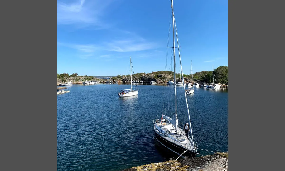 Fredagshølet: {"base": "no", "no": "Sett nordover inn mot den nordre delen av bukta.", "se": "Segla norrut in mot den norra delen av bukten.", "en": "Head northwards into the northern part of the bay.", "da": "Stil nordp\u00e5 ind mod den nordlige del af bugten."}