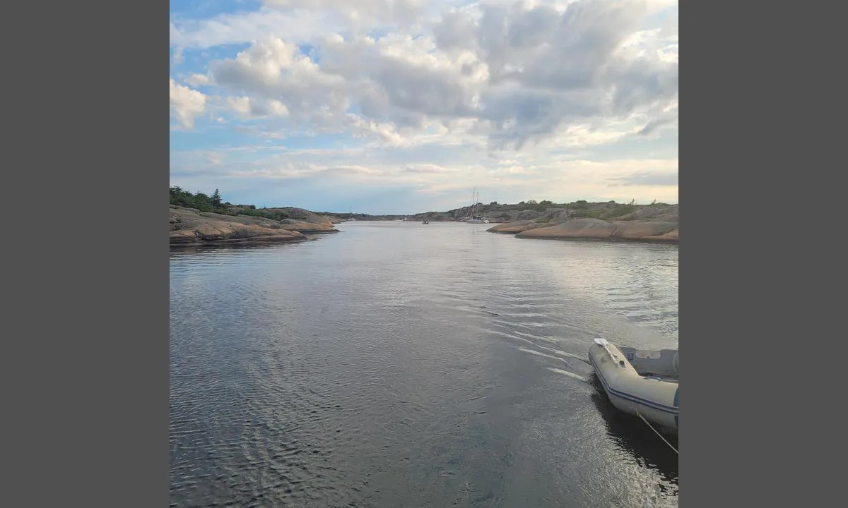 Fredagshølet: {"base": "no", "no": "Trang inngang i sydenden. 10m dybde.", "se": "Tr\u00e5ng ing\u00e5ng i syd\u00e4nden. 10m djup.", "en": "Narrow entrance at the south end. 10m depth.", "da": "Trang indgang i sydenden. 10m dybde."}