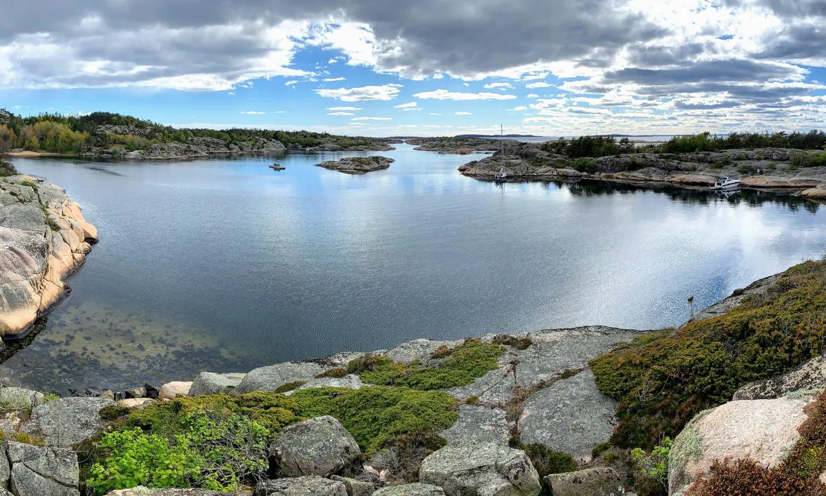 Fredagshølet: Tatt fra nordre del av bukten, ser mot SW.