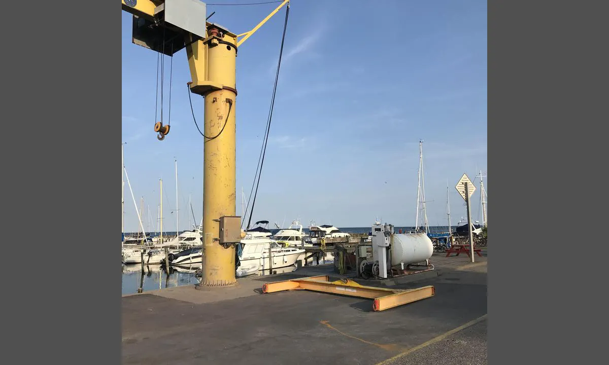 Frederikshavn Marina: Diesel-fylling ved krana.