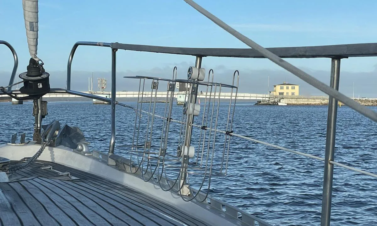 {"base": "no", "no": "Kronprins Frederiks bro ligger like ved Frederikssund havn - se link for mulige \u00e5pningstider:\r\nhttps://www.frederikssundlystbaadehavn.dk/kronprins-frederiks-bro/", "se": "Kronprins Frederiks bro ligger n\u00e4ra Frederikssund hamn - se l\u00e4nken f\u00f6r m\u00f6jliga \u00f6ppettider: https://www.frederikssundlystbaadehavn.dk/kronprins-frederiks-bro/", "en": "Kronprins Frederiks Bridge is located near Frederikssund harbour - see the link for possible opening hours: https://www.frederikssundlystbaadehavn.dk/kronprins-frederiks-bro/", "da": "Kronprins Frederiks bro ligger lige ved Frederikssund havn - se link for mulige \u00e5bningstider: <br><a href=\"https://www.frederikssundlystbaadehavn.dk/kronprins-frederiks-bro/\">https://www.frederikssundlystbaadehavn.dk/kronprins-frederiks-bro/</a>"}