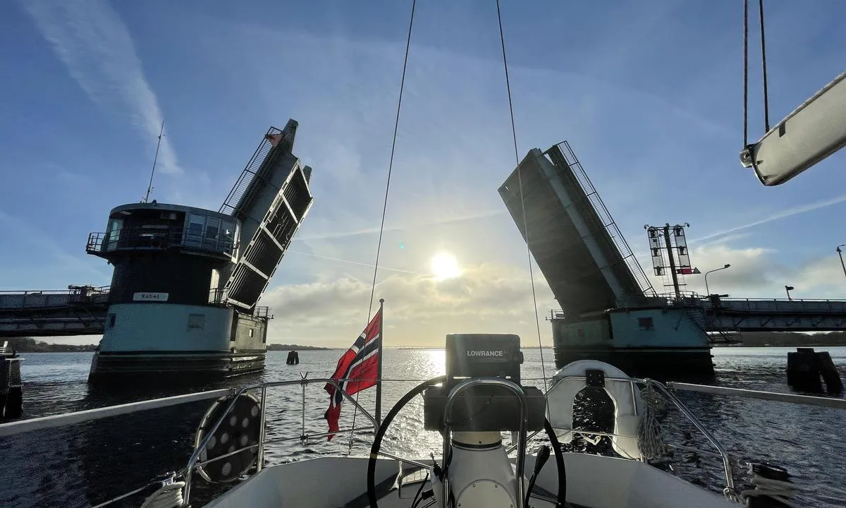 {"base": "no", "no": "Kronprins Frederiks bro ligger like ved Frederikssund havn - se link for mulige \u00e5pningstider:\r\nhttps://www.frederikssundlystbaadehavn.dk/kronprins-frederiks-bro/", "se": "Kronprins Frederiks bro ligger precis vid Frederikssunds hamn - se l\u00e4nk f\u00f6r m\u00f6jliga \u00f6ppettider: <br> https://www.frederikssundlystbaadehavn.dk/kronprins-frederiks-bro/", "en": "Crown Prince Frederik's Bridge is located near Frederikssund Harbor - see the link for possible opening times: https://www.frederikssundlystbaadehavn.dk/kronprins-frederiks-bro/", "da": "Kronprins Frederiks bro ligger lige ved Frederikssund havn - se link for mulige \u00e5bningstider: <a href=\"https://www.frederikssundlystbaadehavn.dk/kronprins-frederiks-bro/\">https://www.frederikssundlystbaadehavn.dk/kronprins-frederiks-bro/</a>"}