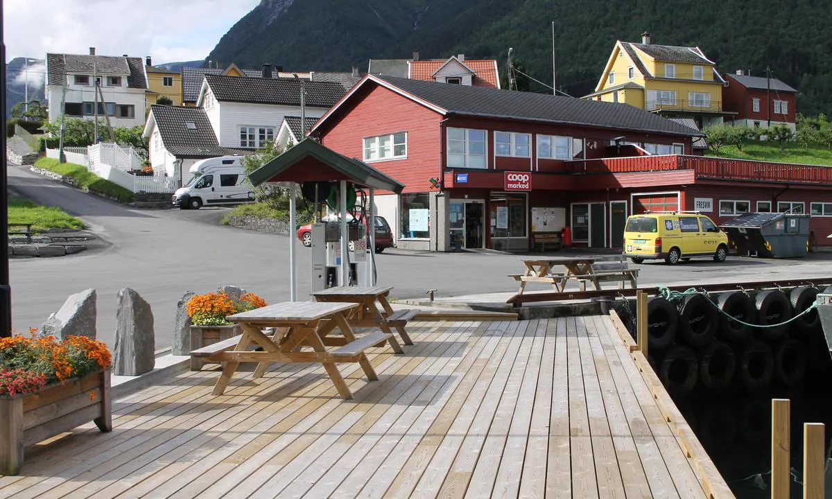 Fresvik Småbåtlag med gjesteplasser: {"base": "no", "no": "Bensin, diesel og avgiftsfri diesel ved butikk", "se": "Bensin, diesel och skattefri diesel vid butik", "en": "Gasoline, diesel, and duty-free diesel available at the store", "da": "Benzin, diesel og afgiftsfri diesel ved butik"}
