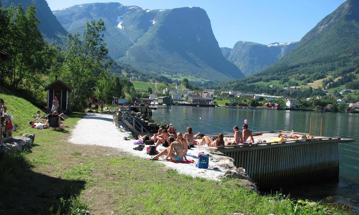 Fresvik Småbåtlag med gjesteplasser: {"base": "no", "no": "Ved offentlig badeplass", "se": "Vid allm\u00e4n badplats", "en": "At the public bathing area", "da": "Ved offentlig badeplads"}