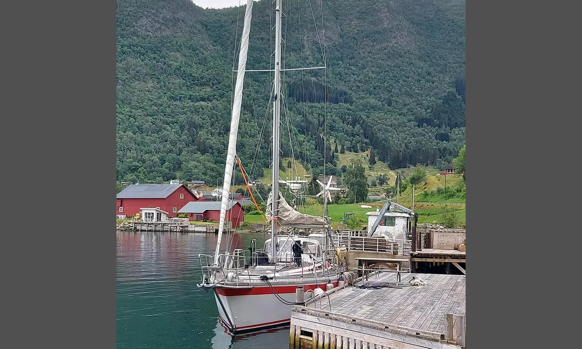 Fresvik Småbåtlag med gjesteplasser: {"base": "no", "no": "Flott trebrygge. 3.5 m dybde midt under b\u00e5ten ved ankomst.", "se": "Fin tr\u00e4brygga. 3,5 m djup mitt under b\u00e5ten vid ankomst.", "en": "Great wooden pier. 3.5 m depth directly under the boat upon arrival.", "da": "Flot tr\u00e6bro. 3,5 m dybde midt under b\u00e5den ved ankomst."}