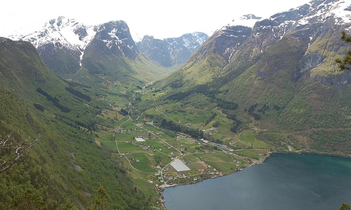{"base": "no", "no": "Fresvik fra Mulakamben, b\u00e5thavn til venstre ved innkj\u00f8rsel til bygden", "se": "Fresvik fr\u00e5n Mulakamben, sm\u00e5b\u00e5tshamn till v\u00e4nster vid infart till byn", "en": "Fresvik from Mulakamben, marina to the left at the entrance to the village", "da": "Fresvik fra Mulakamben, b\u00e5dhavn til venstre ved indsejling til bygden"}