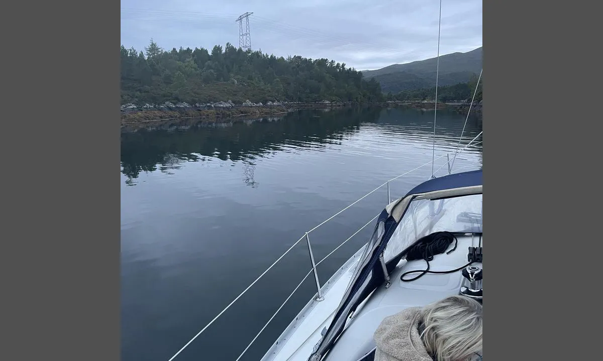 Fridesund: {"base": "no", "no": "Mot s\u00f8rvest", "se": "Mot sydv\u00e4st", "en": "Towards southwest", "da": "Mod sydvest"}