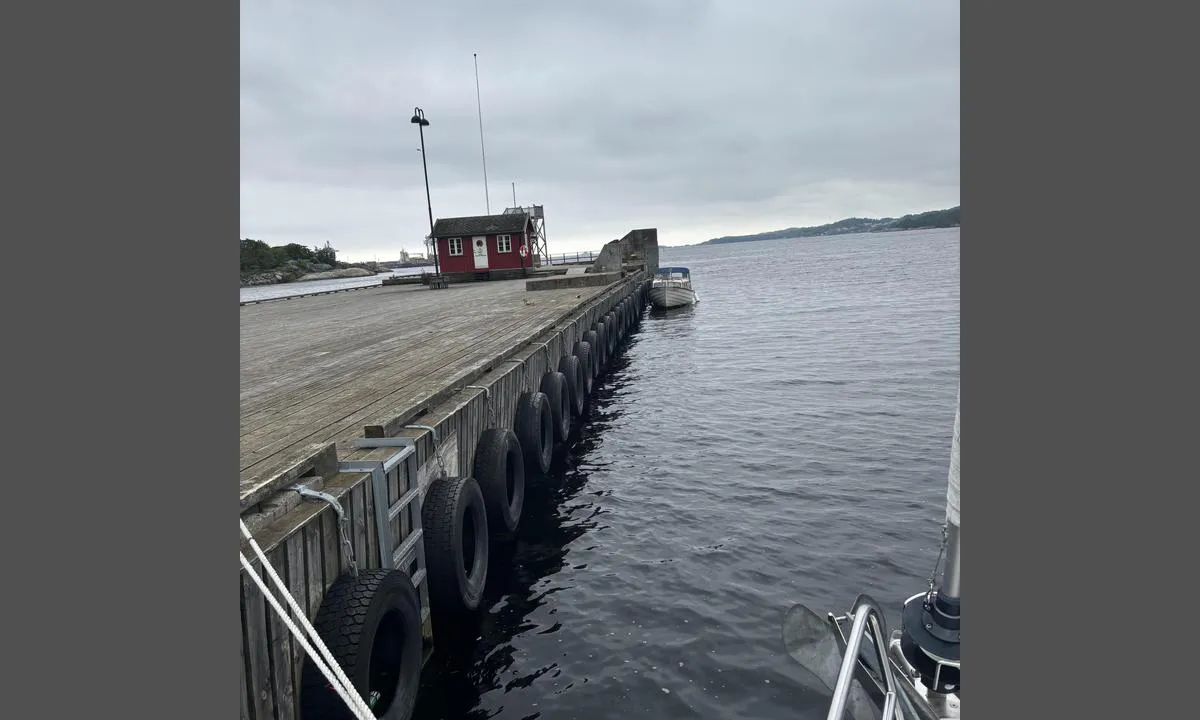 Fritzøe Brygge: {"base": "no", "no": "Bildet er ikke fra Fritz\u00f8e brygge, men fra piren i Larvik havn hvor det ogs\u00e5 er mulig \u00e5 ligge. Men denne kaien er ganske utsatt i SW lige vinder. Dessverre er \u00f8stsiden av piren, som gir litt mere le, sperret av badeb\u00f8yer og s\u00e5ledes ikke tlfjengelig.", "se": "Bilden \u00e4r inte fr\u00e5n Fritz\u00f8e brygga, utan fr\u00e5n piren i Larvik hamn d\u00e4r det ocks\u00e5 \u00e4r m\u00f6jligt att ligga. Men denna kaj \u00e4r ganska utsatt i SW vindar. Tyv\u00e4rr \u00e4r \u00f6stsidan av piren, som ger lite mer l\u00e4, avsp\u00e4rrad med badbojar och s\u00e5ledes inte tillg\u00e4nglig.", "en": "The picture is not from Fritz\u00f8e pier, but from the pier in Larvik harbor where it is also possible to stay. However, this quay is quite exposed to SW winds. Unfortunately, the east side of the pier, which provides a bit more shelter, is blocked by swimming buoys and thus not accessible.", "da": "Billedet er ikke fra Fritz\u00f8e bryggen, men fra molen i Larvik havn, hvor det ogs\u00e5 er muligt at ligge. Men denne kaj er ret udsat ved SV-lige vinde. Desv\u00e6rre er \u00f8stsiden af molen, som giver lidt mere l\u00e6, sp\u00e6rret af badeb\u00f8jer og s\u00e5ledes ikke tilg\u00e6ngelig."}