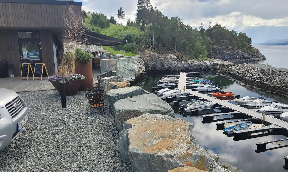 Frosta Brygger: {"base": "no", "no": "Restaurant rett ovenfor marinaen", "se": "Restaurang precis ovanf\u00f6r marinan", "en": "Restaurant right above the marina", "da": "Restaurant lige ovenfor marinaen"}