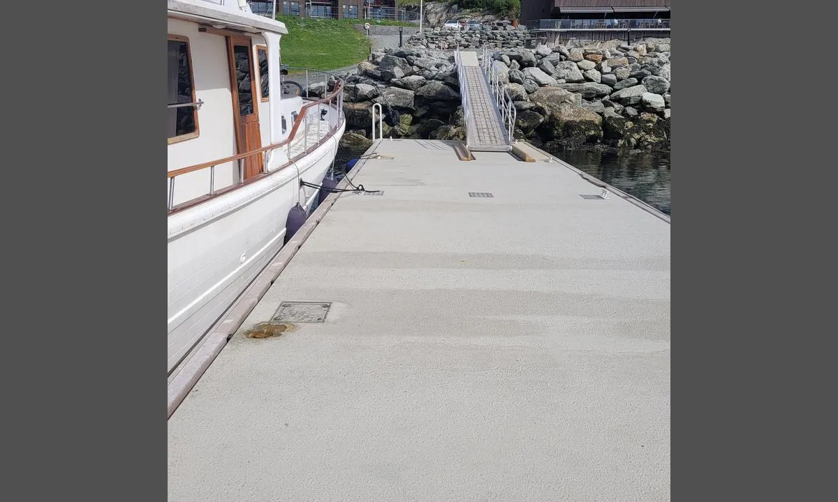 Frosta Brygger: {"base": "no", "no": "Longside p\u00e5 gjestebrygga", "se": "L\u00e4ngsides p\u00e5 g\u00e4stbryggan", "en": "Longside on the guest dock", "da": "L\u00e6ngeside ved g\u00e6stebroen"}