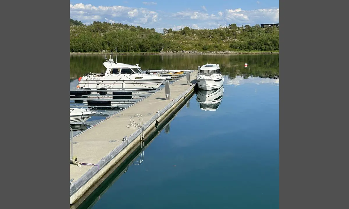 Frovåg - Senja Fjordhotell Gjestehavn: {"base": "no", "no": "Fin brygge med Str\u00f8m. God restaurant.", "se": "Fin brygga med str\u00f6m. Bra restaurang.", "en": "Nice pier with power. Good restaurant.", "da": "Fin bro med Str\u00f8m. God restaurant."}