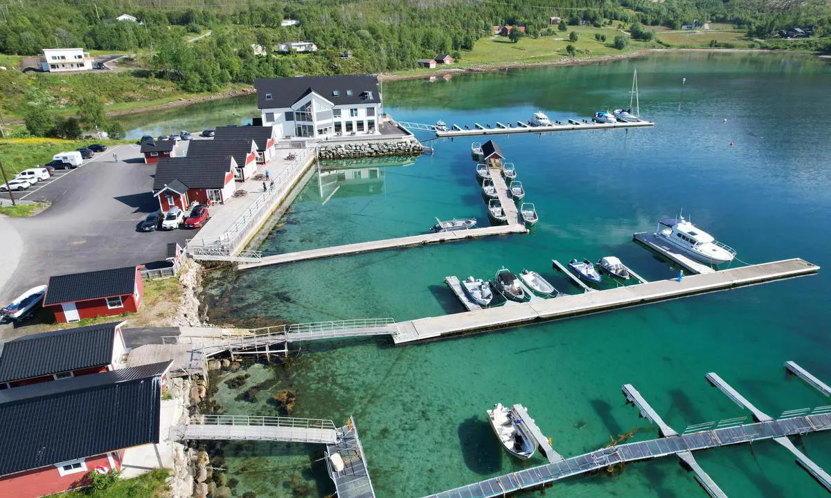 100 meter gjestebrygger, Senja fjordhotell og Frovåg Havfiske
Vind fra sør kan medføre noe sjø i havna.