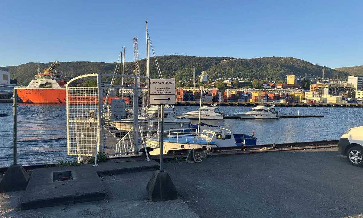 Frydenbø marina: {"base": "no", "no": "Fordel \u00e5 legge b\u00e5ten p\u00e5 innsiden, b\u00e5ttrafikk medf\u00f8rer noe b\u00f8lger.", "se": "F\u00f6rdel att l\u00e4gga b\u00e5ten p\u00e5 insidan, b\u00e5ttrafik medf\u00f6r vissa v\u00e5gor.", "en": "Advantageous to moor the boat on the inside, boat traffic causes some waves.", "da": "Fordel at l\u00e6gge b\u00e5den p\u00e5 indersiden, b\u00e5dtrafik medf\u00f8rer nogle b\u00f8lger.", "fr": "Avantage \u00e0 mettre le bateau \u00e0 l'int\u00e9rieur, le trafic de bateaux entra\u00eene quelques vagues.", "de": "Vorteil, das Boot auf der Innenseite anzulegen, Bootsverkehr verursacht einige Wellen.", "es": "Ventaja de amarrar el barco en el interior, el tr\u00e1fico de barcos provoca algunas olas.", "it": "Meglio ormeggiare la barca all'interno, il traffico di barche comporta alcune onde.", "pt": "Vantagem em atracar o barco no lado interno, o tr\u00e1fego de barcos causa algumas ondas.", "nl": "Het is voordelig om de boot aan de binnenkant te leggen, omdat bootverkeer enige golven veroorzaakt.", "pl": "Zalet\u0105 jest umieszczenie \u0142odzi po wewn\u0119trznej stronie, ruch \u0142odzi powoduje pewne fale.", "uk": "\u041f\u0435\u0440\u0435\u0432\u0430\u0433\u0430 \u0441\u0442\u0430\u0432\u0438\u0442\u0438 \u0447\u043e\u0432\u0435\u043d \u0437 \u0432\u043d\u0443\u0442\u0440\u0456\u0448\u043d\u044c\u043e\u0457 \u0441\u0442\u043e\u0440\u043e\u043d\u0438, \u0442\u043e\u043c\u0443 \u0449\u043e \u0440\u0443\u0445 \u0441\u0443\u0434\u0435\u043d \u0441\u043f\u0440\u0438\u0447\u0438\u043d\u044f\u0454 \u0434\u0435\u044f\u043a\u0456 \u0445\u0432\u0438\u043b\u0456.", "ro": "Este avantajos s\u0103 ancorezi barca pe partea interioar\u0103, traficul maritim provoac\u0103 valuri.", "tr": "Teknenin i\u00e7 tarafa ba\u011flanmas\u0131 avantajl\u0131d\u0131r, tekne trafi\u011fi baz\u0131 dalgalara neden olabilir.", "el": "\u03a0\u03bb\u03b5\u03bf\u03bd\u03ad\u03ba\u03c4\u03b7\u03bc\u03b1 \u03bd\u03b1 \u03b4\u03ad\u03c3\u03b5\u03c4\u03b5 \u03c4\u03bf \u03c3\u03ba\u03ac\u03c6\u03bf\u03c2 \u03c3\u03c4\u03b7\u03bd \u03b5\u03c3\u03c9\u03c4\u03b5\u03c1\u03b9\u03ba\u03ae \u03c0\u03bb\u03b5\u03c5\u03c1\u03ac, \u03b7 \u03ba\u03af\u03bd\u03b7\u03c3\u03b7 \u03c4\u03c9\u03bd \u03c3\u03ba\u03b1\u03c6\u03ce\u03bd \u03c0\u03c1\u03bf\u03ba\u03b1\u03bb\u03b5\u03af \u03bc\u03b5\u03c1\u03b9\u03ba\u03ac \u03ba\u03cd\u03bc\u03b1\u03c4\u03b1.", "cs": "V\u00fdhodou je p\u0159ist\u00e1t na vnit\u0159n\u00ed stran\u011b, provoz lod\u00ed zp\u016fsobuje n\u011bjak\u00e9 vlny.", "hu": "El\u0151ny\u00f6sebb, ha a haj\u00f3t a bels\u0151 oldalon helyezi el, a haj\u00f3forgalom n\u00e9mi hull\u00e1mz\u00e1st okoz.", "fi": "Etuna on sijoittaa vene sis\u00e4puolelle, veneiden liikenne aiheuttaa joitakin aaltoja.", "bg": "\u041f\u0440\u0435\u0434\u0438\u043c\u0441\u0442\u0432\u043e \u0435 \u0434\u0430 \u043f\u043e\u0441\u0442\u0430\u0432\u0438\u0442\u0435 \u043b\u043e\u0434\u043a\u0430\u0442\u0430 \u043e\u0442 \u0432\u044a\u0442\u0440\u0435\u0448\u043d\u0430\u0442\u0430 \u0441\u0442\u0440\u0430\u043d\u0430, \u043a\u043e\u0440\u0430\u0431\u043d\u0438\u044f\u0442 \u0442\u0440\u0430\u0444\u0438\u043a \u043f\u0440\u0435\u0434\u0438\u0437\u0432\u0438\u043a\u0432\u0430 \u043d\u044f\u043a\u043e\u0438 \u0432\u044a\u043b\u043d\u0438.", "sr": "\u041f\u0440\u0435\u0434\u043d\u043e\u0441\u0442 \u0458\u0435 \u0434\u0430 \u0441\u0435 \u0447\u0430\u043c\u0430\u0446 \u043f\u043e\u0441\u0442\u0430\u0432\u0438 \u0441\u0430 \u0443\u043d\u0443\u0442\u0440\u0430\u0448\u045a\u0435 \u0441\u0442\u0440\u0430\u043d\u0435, \u0441\u0430\u043e\u0431\u0440\u0430\u045b\u0430\u0458 \u0447\u0430\u043c\u0430\u0446\u0430 \u0438\u0437\u0430\u0437\u0438\u0432\u0430 \u043d\u0435\u043a\u0435 \u0442\u0430\u043b\u0430\u0441\u0435.", "et": "Kasulik on paat panna sissepoole, paatide liiklus tekitab m\u00f5ningaid laineid.", "lv": "Priek\u0161roc\u012bba - nolikt laivu iek\u0161pus\u0113, laivu satiksme izraisa zin\u0101mus vi\u013c\u0146us.", "lt": "Privalumas statyti valt\u012f vidin\u0117je pus\u0117je, laiv\u0173 eismas sukelia tam tikras bangas."}