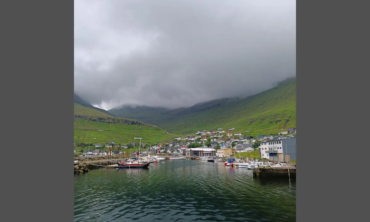 Fuglafjørðir: Du kan også få henvisning til båser inne i båtforeningen.  Maks bredde så ut til å være ca 4 meter.
