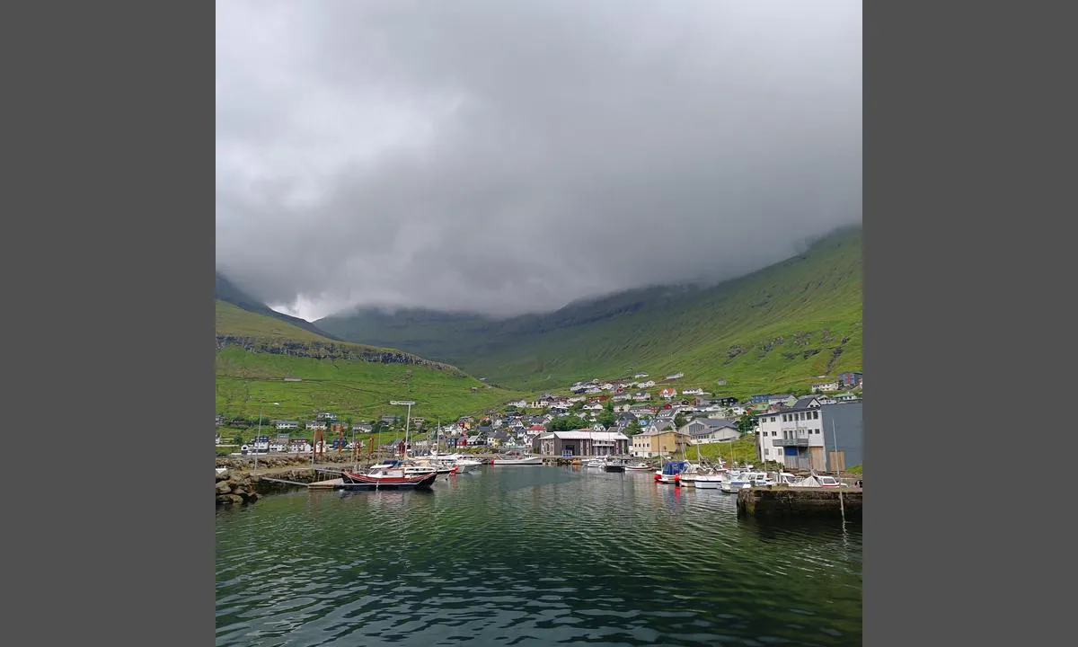 Fuglafjørðir: {"base": "no", "no": "Du kan ogs\u00e5 f\u00e5 henvisning til b\u00e5ser inne i b\u00e5tforeningen.  Maks bredde s\u00e5 ut til \u00e5 v\u00e6re ca 4 meter.", "se": "Du kan ocks\u00e5 f\u00e5 h\u00e4nvisning till platser inne i b\u00e5tklubben. Maxbredd verkade vara cirka 4 meter.", "en": "You can also get a reference to berths inside the boat club. Maximum width seemed to be approximately 4 meters.", "da": "Du kan ogs\u00e5 f\u00e5 henvisning til b\u00e5se inde i b\u00e5dforeningen. Maks bredde syntes at v\u00e6re ca. 4 meter."}
