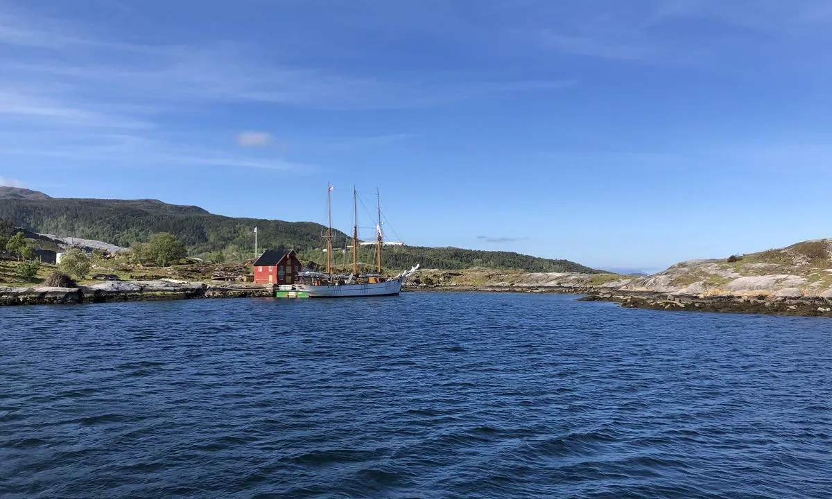 Fugløya: {"base": "no", "no": "Her ser vi inn i bukta hvor man ankrer opp p\u00e5 Fugl\u00f8ya.", "se": "H\u00e4r ser vi in i bukten d\u00e4r man ankrar upp vid Fugl\u00f8ya.", "en": "Here we see into the bay where one anchors at Fugl\u00f8ya.", "da": "Her ser vi ind i bugten hvor man ankrer op p\u00e5 Fugl\u00f8ya."}