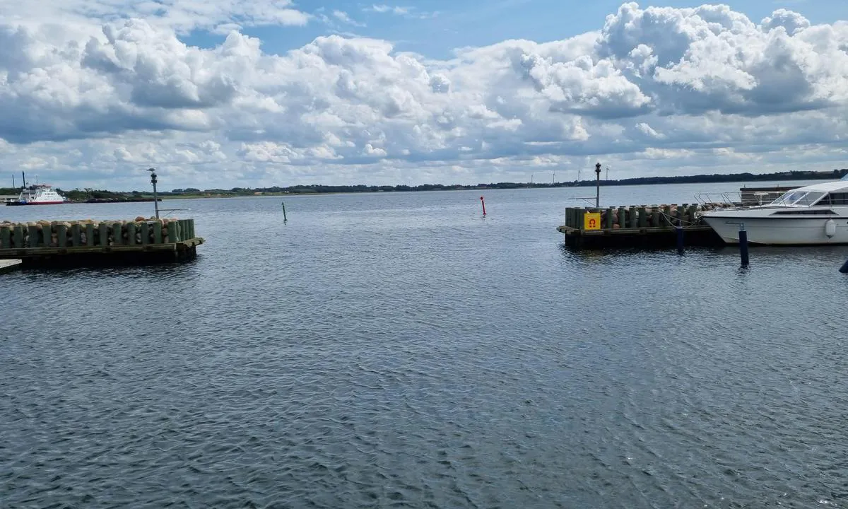 Fur Havn: {"base": "no", "no": "Innseilingen - lystb\u00e5thavnen til babord", "se": "Inseglingen - sm\u00e5b\u00e5tshamnen till babord", "en": "The entrance - the marina to port", "da": "Indsejlingen - lystb\u00e5dehavnen til bagbord"}