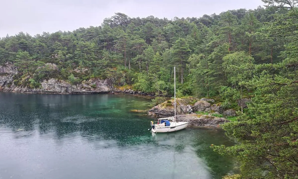 {"base": "no", "no": "I bukta ved Fureholmen fort\u00f8yer du mot land med dregg.", "se": "I bukten vid Fureholmen f\u00f6rt\u00f6jer du mot land med ankare.", "en": "In the bay by Fureholmen, you moor to the shore with an anchor.", "da": "I bugten ved Fureholmen fort\u00f8jer du mod land med anker."}