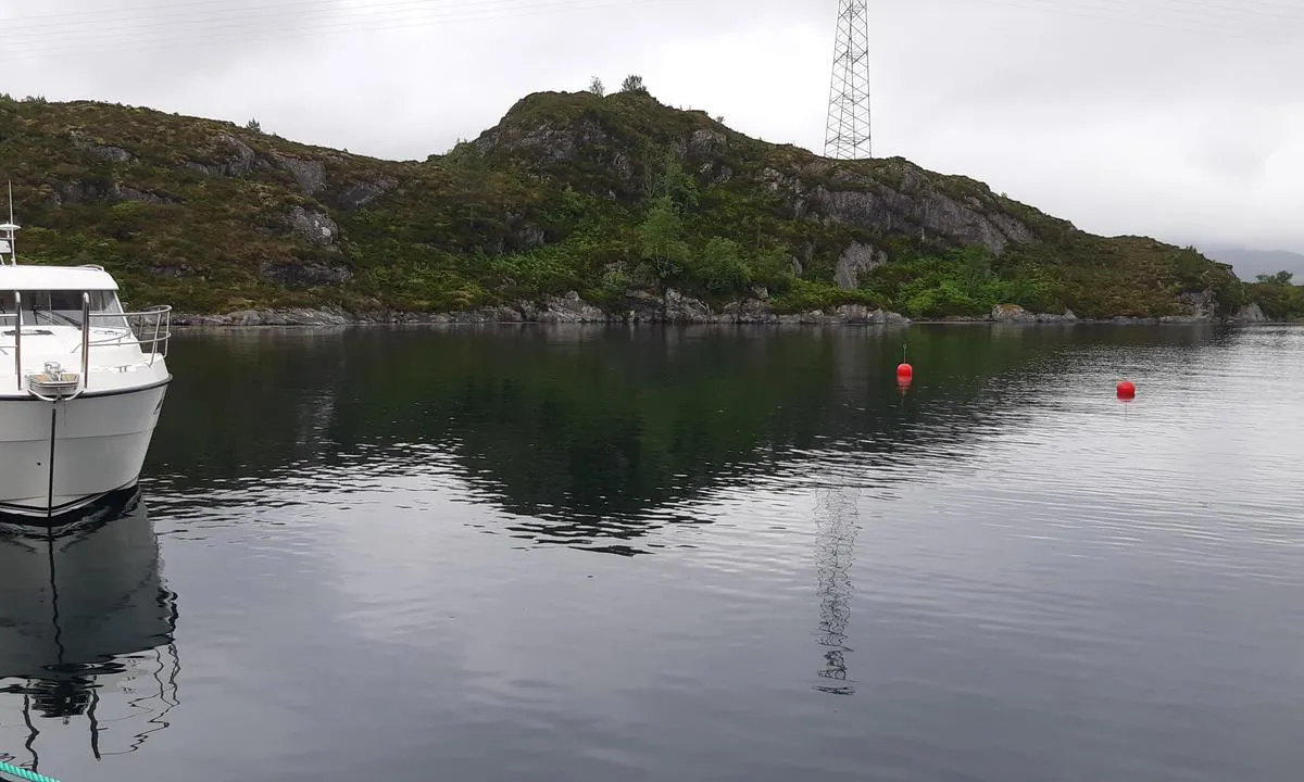 Furøya: 2 bøyer til høyre til fortøyning.