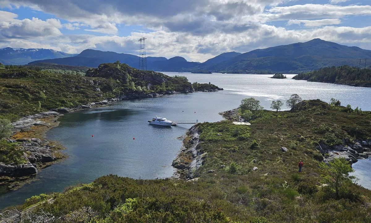 Furøya: {"base": "no", "no": "Utsikt mot havna fra h\u00f8yeste toppen p\u00e5 \u00f8ya.", "se": "Utsikt mot hamnen fr\u00e5n den h\u00f6gsta toppen p\u00e5 \u00f6n.", "en": "View of the harbor from the highest peak on the island.", "da": "Udsigt mod havnen fra det h\u00f8jeste punkt p\u00e5 \u00f8en."}