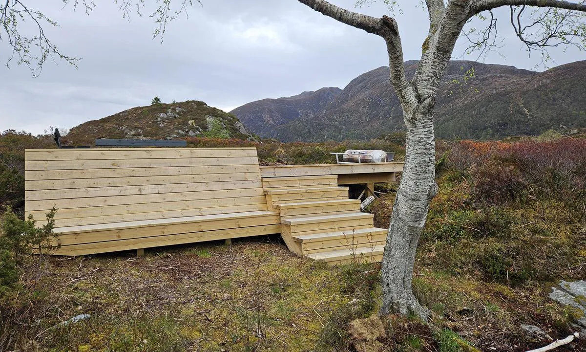 Furøya: {"base": "no", "no": "Nybygget benk og trapp p\u00e5 sol/grillplassen.", "se": "Nybyggd b\u00e4nk och trappa vid sol-/grillplatsen.", "en": "Newly built bench and stairs at the sun/barbecue area.", "da": "Nybygget b\u00e6nk og trappe p\u00e5 sol-/grillpladsen.", "fr": "Nouvelle construction de banc et escalier sur la zone ensoleill\u00e9e/barbecue.", "de": "Neue Bank und Treppe am Sonnen-/Grillplatz.", "es": "Banco y escalera nuevos en el \u00e1rea para tomar sol/barbacoa.", "it": "Panchina e scala nuove sul posto per prendere il sole e fare grigliate.", "pt": "Novo banco e escada na \u00e1rea de sol/churrasco.", "nl": "Nieuwe bank en trap bij de zon/BBQ-plaats.", "pl": "Nowo wybudowana \u0142awka i schody na miejscu do opalania/grillowania.", "uk": "\u041d\u043e\u0432\u0430 \u043b\u0430\u0432\u043a\u0430 \u0442\u0430 \u0441\u0445\u043e\u0434\u0438 \u043d\u0430 \u0441\u043e\u043d\u044f\u0447\u043d\u043e\u043c\u0443 / \u0433\u0440\u0438\u043b\u044c \u043c\u0430\u0439\u0434\u0430\u043d\u0447\u0438\u043a\u0443.", "ro": "Banc\u0103 \u0219i scar\u0103 nou construite \u00een zona de relaxare/gr\u0103tar.", "tr": "Yeni in\u015fa edilmi\u015f bank ve merdiven g\u00fcne\u015flenme/mangal alan\u0131nda.", "el": "\u039d\u03b5\u03cc\u03c7\u03c4\u03b9\u03c3\u03c4\u03bf \u03c0\u03b1\u03b3\u03ba\u03ac\u03ba\u03b9 \u03ba\u03b1\u03b9 \u03c3\u03ba\u03ac\u03bb\u03b1 \u03c3\u03c4\u03bf\u03bd \u03c7\u03ce\u03c1\u03bf \u03b3\u03b9\u03b1 \u03b7\u03bb\u03b9\u03bf\u03b8\u03b5\u03c1\u03b1\u03c0\u03b5\u03af\u03b1/\u03bc\u03c0\u03ac\u03c1\u03bc\u03c0\u03b5\u03ba\u03b9\u03bf\u03c5.", "cs": "Nov\u011b postaven\u00e1 lavi\u010dka a schody na slune\u010dn\u00ed/grilovac\u00ed plo\u0161e.", "hu": "\u00dajonnan \u00e9p\u00edtett pad \u00e9s l\u00e9pcs\u0151 a napoz\u00f3/grillez\u0151 helyen.", "fi": "Uusi penkki ja portaat aurinko-/grillipaikalla.", "bg": "\u041d\u043e\u0432\u043e\u0438\u0437\u0433\u0440\u0430\u0434\u0435\u043d\u0430 \u043f\u0435\u0439\u043a\u0430 \u0438 \u0441\u0442\u044a\u043b\u0431\u0430 \u043d\u0430 \u0441\u043b\u044a\u043d\u0447\u0435\u0432\u043e\u0442\u043e/\u0431\u0430\u0440\u0431\u0435\u043a\u044e \u043c\u044f\u0441\u0442\u043e.", "sr": "\u041d\u043e\u0432\u0430 \u043a\u043b\u0443\u043f\u0430 \u0438 \u0441\u0442\u0435\u043f\u0435\u043d\u0438\u0446\u0435 \u043d\u0430 \u043f\u0440\u043e\u0441\u0442\u043e\u0440\u0443 \u0437\u0430 \u0441\u0443\u043d\u0447\u0430\u045a\u0435/\u0440\u043e\u0441\u0442\u0430\u0432\u0459\u0430\u045a\u0435.", "et": "Uus pink ja trepp p\u00e4ikesepaistelisel/grillimisalal.", "lv": "Jaunuzb\u016bv\u0113ts sols ar k\u0101pn\u0113m sa\u0146\u0113ma/izb\u016bv\u0113ts sau\u013co\u0161an\u0101s/gril\u0113\u0161anas viet\u0101.", "lt": "Naujas suoliukas ir laiptai saul\u0117s/grilio zonoje."}