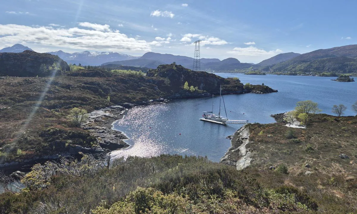 Furøya: {"base": "en", "no": "Ponton og innl\u00f8pet til bukten. Sett fra \u00f8st.", "se": "Pontonen och ing\u00e5ngen till bukten. Sedd fr\u00e5n \u00f6ster.", "en": "The pontoon and the entrance to the bay. Seen from the east.", "da": "Pontonen og indgangen til bugten. Set fra \u00f8st.", "fr": "Le ponton et l'entr\u00e9e de la baie. Vue depuis l'est.", "de": "Der Ponton und der Eingang zur Bucht. Vom Osten gesehen.", "es": "El pont\u00f3n y la entrada a la bah\u00eda. Vistos desde el este.", "it": "Il pontile e l'ingresso della baia. Visti da est.", "pt": "O pont\u00e3o e a entrada da ba\u00eda. Vistos do leste.", "nl": "De ponton en de ingang van de baai. Gezien vanuit het oosten.", "pl": "Ponton i wej\u015bcie do zatoki. Widok od wschodu.", "uk": "\u041f\u043e\u043d\u0442\u043e\u043d \u0442\u0430 \u0432\u0445\u0456\u0434 \u0434\u043e \u0437\u0430\u0442\u043e\u043a\u0438. \u0412\u0438\u0434 \u0437 \u0441\u0445\u043e\u0434\u0443.", "ro": "Pontonul \u0219i intrarea \u00een golf. V\u0103zute dinspre est.", "tr": "Y\u00fczer iskele ve koyun giri\u015fi. Do\u011fudan g\u00f6r\u00fcn\u00fcm.", "el": "\u0397 \u03c0\u03c1\u03bf\u03b2\u03bb\u03ae\u03c4\u03b1 \u03ba\u03b1\u03b9 \u03b7 \u03b5\u03af\u03c3\u03bf\u03b4\u03bf\u03c2 \u03c3\u03c4\u03bf\u03bd \u03cc\u03c1\u03bc\u03bf. \u03a6\u03b1\u03af\u03bd\u03bf\u03bd\u03c4\u03b1\u03b9 \u03b1\u03c0\u03cc \u03c4\u03b7\u03bd \u03b1\u03bd\u03b1\u03c4\u03bf\u03bb\u03ae.", "cs": "Ponton a vstup do z\u00e1toky. Pohled z v\u00fdchodu.", "hu": "A m\u00f3l\u00f3 \u00e9s az \u00f6b\u00f6l bej\u00e1rata. Keletr\u0151l n\u00e9zve.", "fi": "Laituri ja lahden sis\u00e4\u00e4nk\u00e4ynti. N\u00e4htyn\u00e4 id\u00e4st\u00e4.", "bg": "\u041f\u043e\u043d\u0442\u043e\u043d\u044a\u0442 \u0438 \u0432\u0445\u043e\u0434\u044a\u0442 \u043a\u044a\u043c \u0437\u0430\u043b\u0438\u0432\u0430. \u0412\u0438\u0436\u0434\u0430\u0442 \u0441\u0435 \u043e\u0442 \u0438\u0437\u0442\u043e\u043a.", "sr": "Pontonski most i ulaz u zaliv. Pogled sa istoka.", "et": "Pontoon ja lahe sissep\u00e4\u00e4s. Vaade idast.", "lv": "Pontons un ieeja l\u012bc\u012b. Skats no austrumiem.", "lt": "Pontonas ir \u012f\u0117jimas \u012f \u012flank\u0105. Matomas i\u0161 ryt\u0173."}