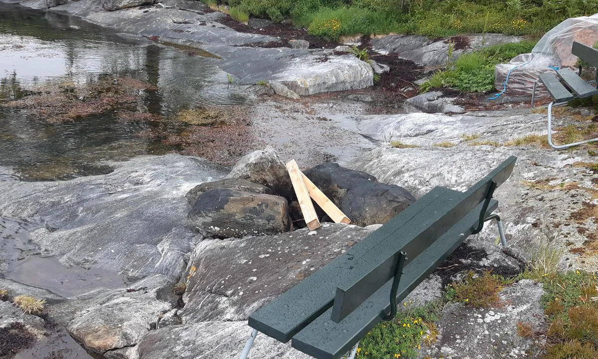 Furøya: En bålplass er opprettet i fjøra og noen benker er satt opp i nærheten av brygga.