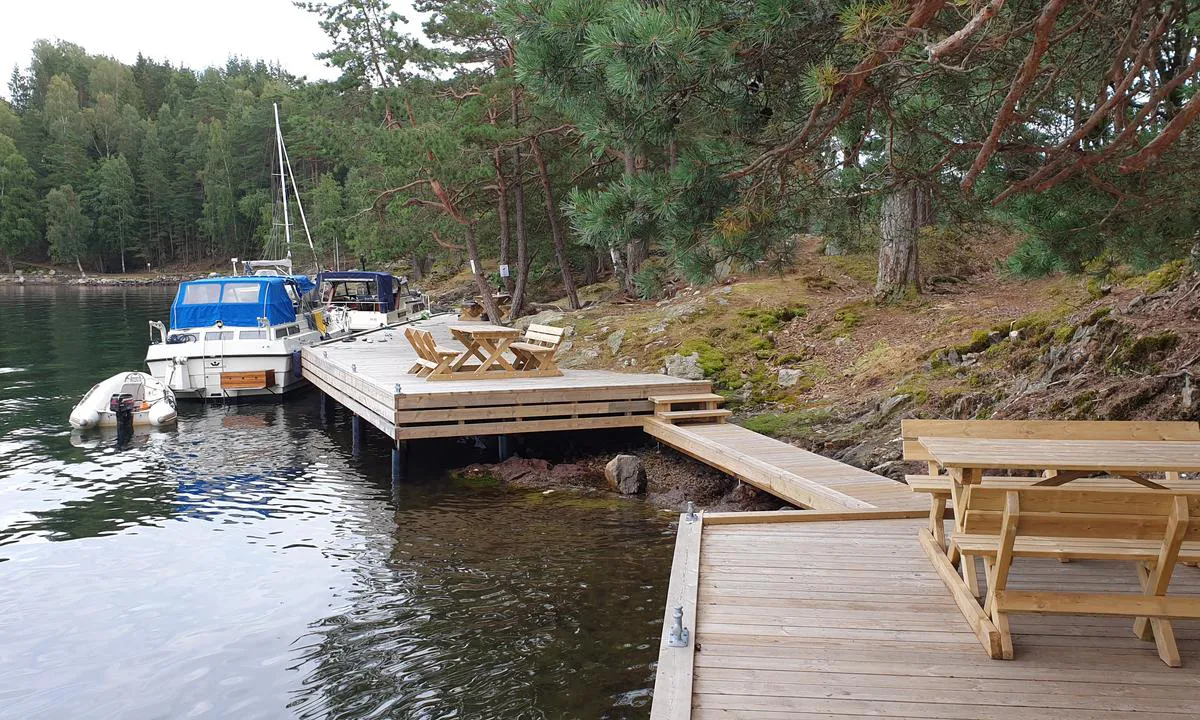 Furøya Øst: Sydligste brygge har også bøyer med mulighet for nesa inn (evt longside som blokker mer plass)