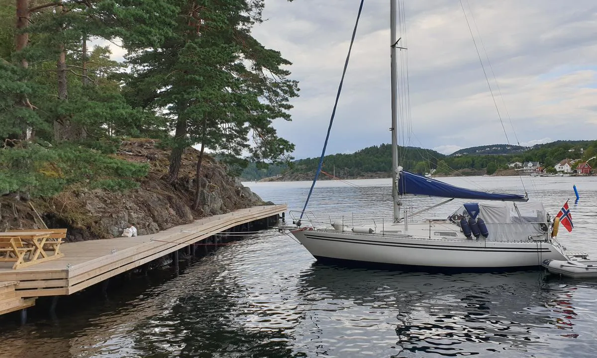 Furøya Øst: {"base": "no", "no": "Den nordligste brygga har dybde ca 5 m og fungerer flott for seilb\u00e5ter. Var obs p\u00e5 den innerste/sydligste plassen f\u00f8r overgangen til sydligste brygge da det er en grunne mellom bryggene", "se": "Den nordligaste bryggan har ett djup p\u00e5 ca 5 m och fungerar utm\u00e4rkt f\u00f6r segelb\u00e5tar. Var uppm\u00e4rksam p\u00e5 den innersta/sydligaste platsen innan \u00f6verg\u00e5ngen till den sydligaste bryggan d\u00e5 det finns ett grund mellan bryggorna", "en": "The northernmost dock has a depth of approximately 5 meters and works well for sailboats. Be aware of the innermost/southernmost spot before the transition to the southernmost dock, as there is a shallow area between the docks.", "da": "Den nordligste bro har en dybde p\u00e5 ca. 5 m og fungerer godt for sejlb\u00e5de. V\u00e6r opm\u00e6rksom p\u00e5 den inderste/sydligste plads f\u00f8r overgangen til den sydligste bro, da der er et lavvandet omr\u00e5de mellem broerne."}