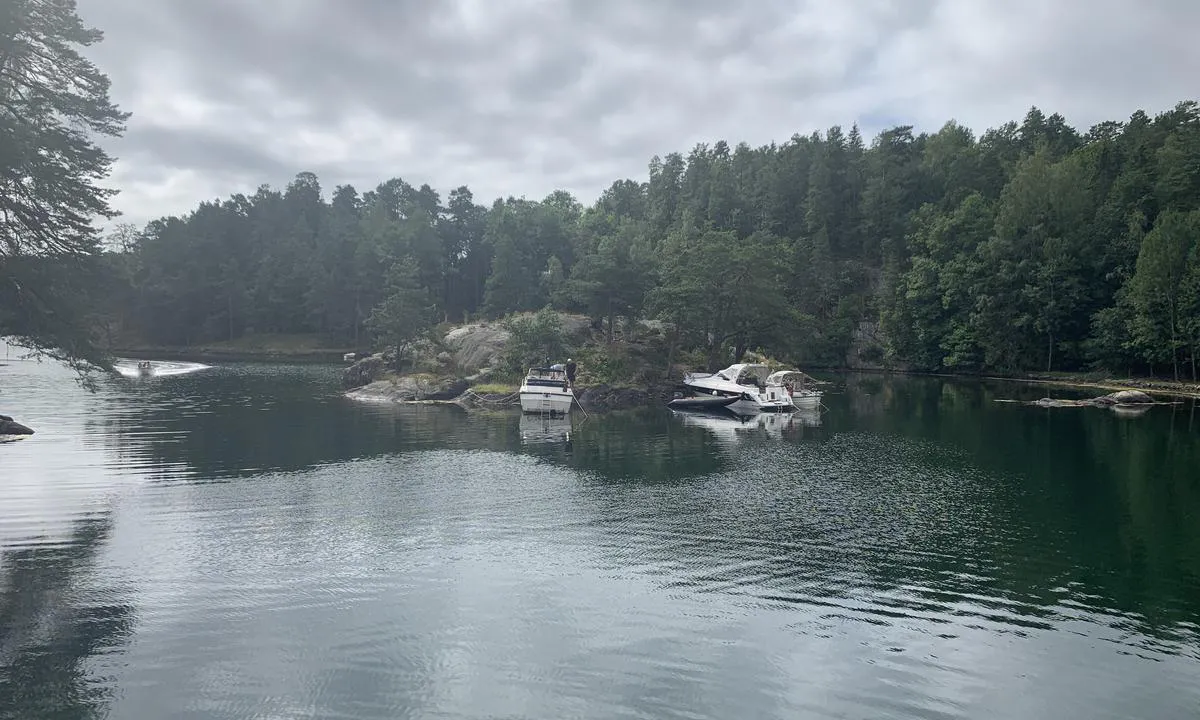 Indre bukt mellom Hestøya og Furøya. Kun for de lave og grunne! Sjekk både luftspenn og dybde grundig!