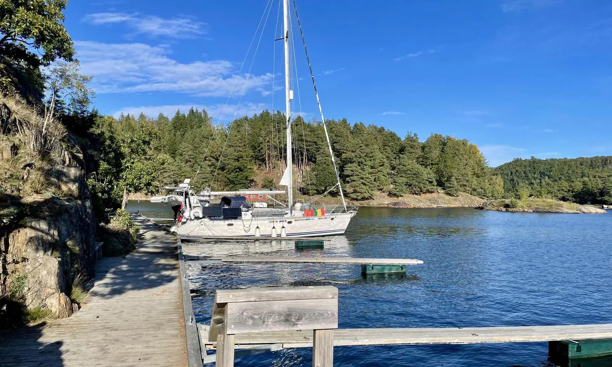 Furøya vertshus: {"base": "no", "no": "God dybde inne ved kaia", "se": "Bra djup inne vid kajen", "en": "Good depth near the quay", "da": "God dybde ved kajen", "fr": "Bonne profondeur pr\u00e8s du quai", "de": "Gute Tiefe am Kai", "es": "Buena profundidad junto al muelle", "it": "Buona profondit\u00e0 presso il molo", "pt": "Boa profundidade junto ao cais", "nl": "Goede diepte bij de kade", "pl": "Dobry g\u0142\u0119boko\u015b\u0107 przy kei", "uk": "\u0414\u043e\u0431\u0440\u0430 \u0433\u043b\u0438\u0431\u0438\u043d\u0430 \u0431\u0456\u043b\u044f \u043f\u0440\u0438\u0447\u0430\u043b\u0443", "ro": "Ad\u00e2ncime bun\u0103 l\u00e2ng\u0103 chei", "tr": "R\u0131ht\u0131ma yak\u0131n iyi derinlik", "el": "\u039a\u03b1\u03bb\u03ae \u03b2\u03ac\u03b8\u03bf\u03c2 \u03ba\u03bf\u03bd\u03c4\u03ac \u03c3\u03c4\u03b7\u03bd \u03b1\u03c0\u03bf\u03b2\u03ac\u03b8\u03c1\u03b1", "cs": "Dobr\u00e1 hloubka u mola", "hu": "J\u00f3 m\u00e9lys\u00e9g a m\u00f3l\u00f3n\u00e1l", "fi": "Hyv\u00e4 syvyys laituriin asti", "bg": "\u0414\u043e\u0431\u0440\u0430 \u0434\u044a\u043b\u0431\u043e\u0447\u0438\u043d\u0430 \u0434\u043e \u043a\u0435\u044f", "sr": "\u0414\u043e\u0431\u0440\u0430 \u0434\u0443\u0431\u0438\u043d\u0430 \u0443\u0437 \u043a\u0435\u0458", "et": "Hea s\u00fcgavus kai \u00e4\u00e4res", "lv": "Laba dzi\u013cums pie piest\u0101tnes", "lt": "Geras gylis prieplaukos viduje"}