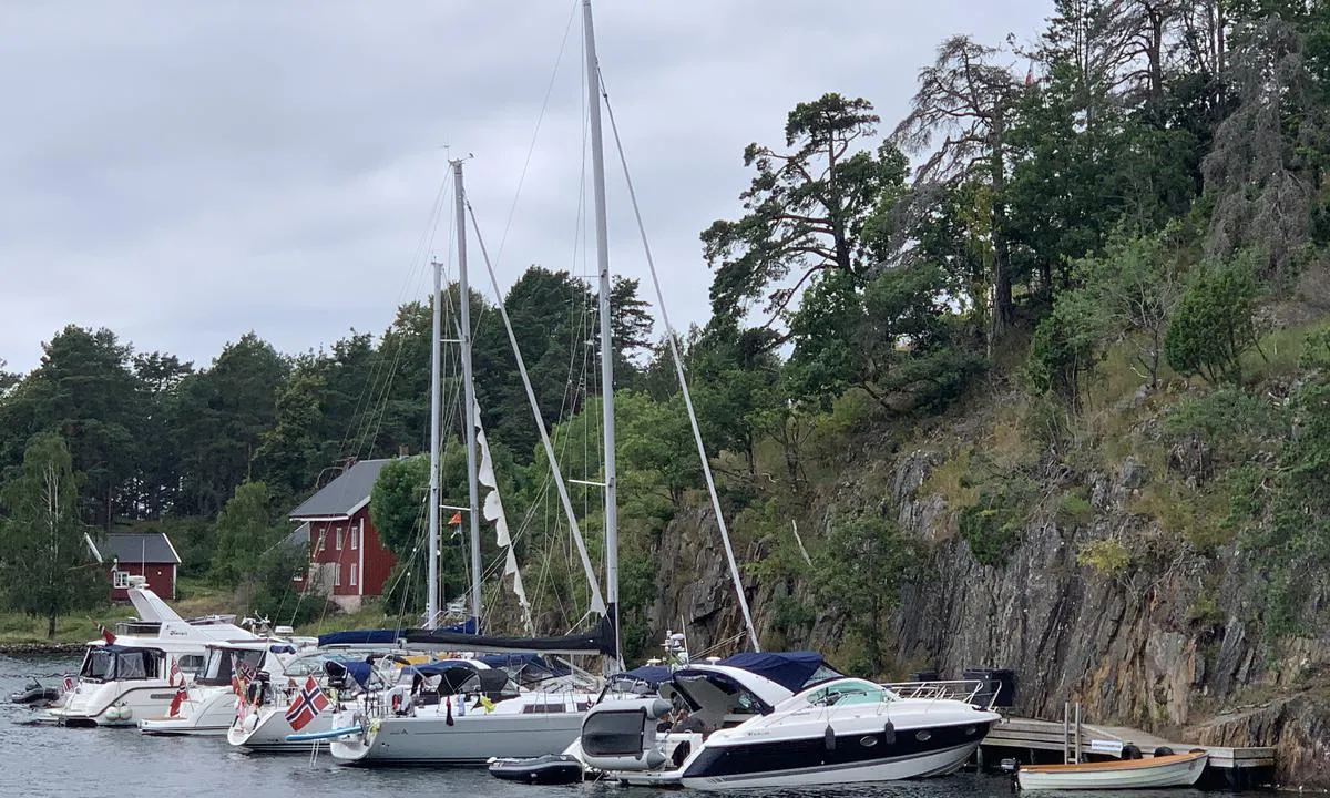 Furøya vertshus: {"base": "no", "no": "Brygga ved vertshuset. Doble utriggerb\u00e5ser. Ansl\u00e5r maks. 40 fot.", "se": "Bryggan vid v\u00e4rdshuset. Dubbla Y-bommar. Uppskattar max 40 fot.", "en": "The pier by the inn. Double outrigger berths. Estimate max. 40 feet.", "da": "Broen ved vertshuset. Dobbelte udriggerb\u00e5se. Ansl\u00e5r maks. 40 fod."}