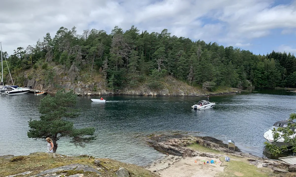 Furøya vertshus: {"base": "no", "no": "Sundet mellom de to bryggene sett fra Hest\u00f8ya", "se": "Sundet mellan de tv\u00e5 bryggorna sett fr\u00e5n H\u00e4st\u00f6n", "en": "The strait between the two piers seen from Hest\u00f8ya", "da": "Sundet mellem de to brygger set fra Hest\u00f8ya"}