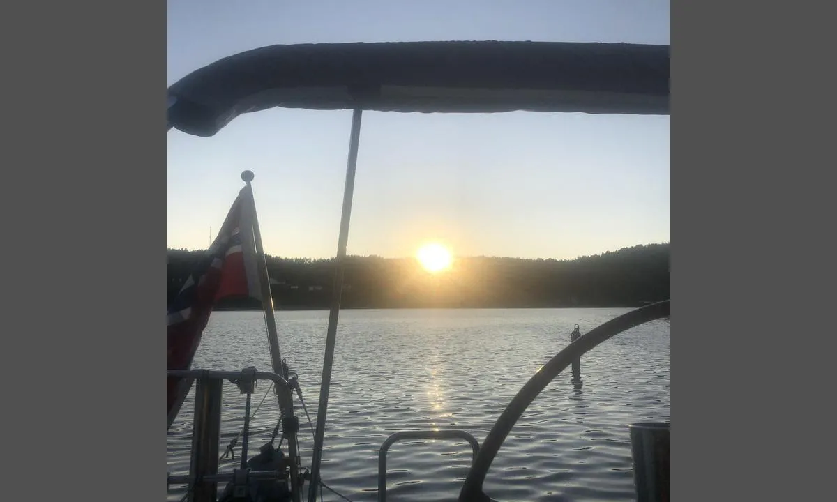 Furøya vest: {"base": "no", "no": "Du har lenge sol p\u00e5 denne siden av \u00f8ya.", "se": "Du har l\u00e4nge sol p\u00e5 denna sidan av \u00f6n.", "en": "You have sunlight on this side of the island for a long time.", "da": "Du har l\u00e6nge sol p\u00e5 denne side af \u00f8en."}