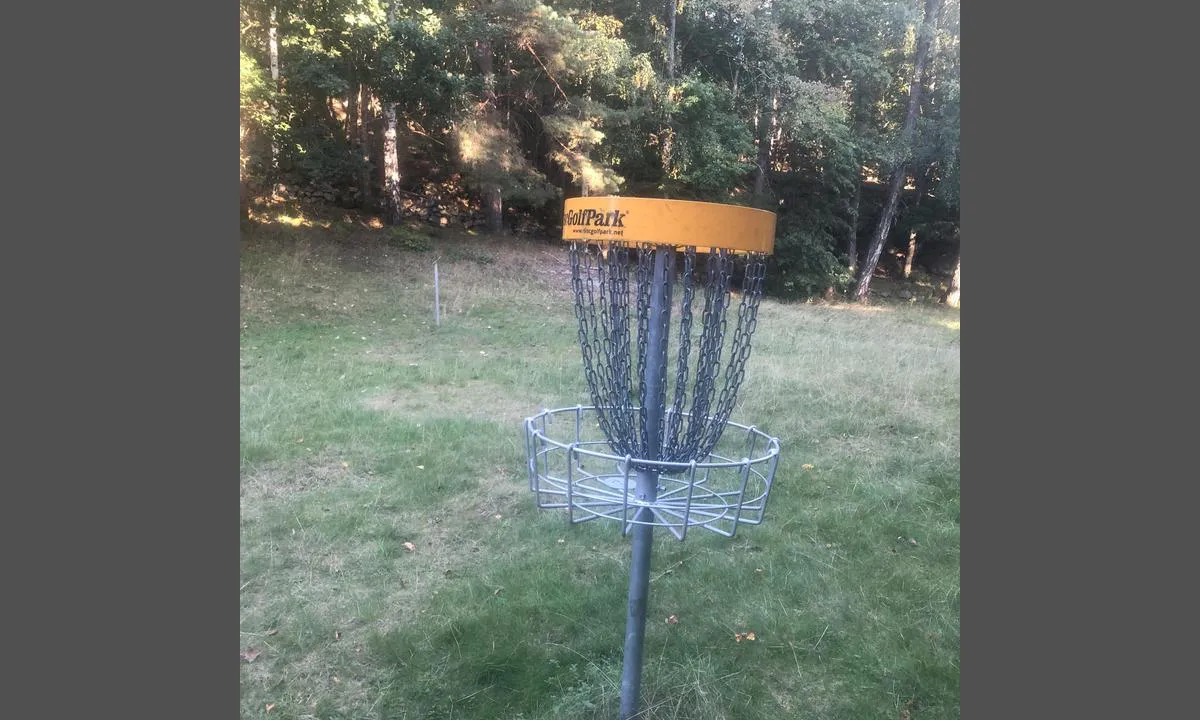 Furøya vest: {"base": "no", "no": "frisbee muligheter i skogen i n\u00e6rheten av bryggen.", "se": "frisbeem\u00f6jligheter i skogen n\u00e4ra bryggan.", "en": "frisbee opportunities in the forest near the pier.", "da": "frisbee muligheder i skoven i n\u00e6rheden af bryggen."}