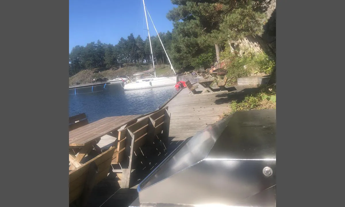 Furøya vest: {"base": "no", "no": "Fint \u00e5 ligge ut/inn med feste i bl\u00e5 b\u00f8yer. Fin dybde ved bryggen. Mange sittebenker og flere kullgriller tilgjengelig.", "se": "Fint att ligga ute/in med f\u00f6rt\u00f6jning i bl\u00e5 bojar. Bra djup vid bryggan. M\u00e5nga sittb\u00e4nkar och flera kolgrillar tillg\u00e4ngliga.", "en": "Nice to moor out/in with attachment to blue buoys. Good depth at the pier. Many benches and several charcoal grills available.", "da": "Fint at l\u00e6gge ud/ind med fort\u00f8jning i bl\u00e5 b\u00f8jer. Fin dybde ved bryggen. Mange siddeb\u00e6nke og flere kulgriller tilg\u00e6ngelige."}