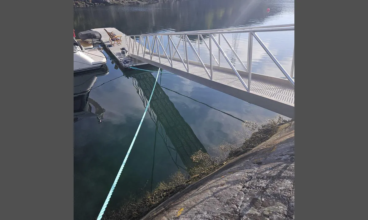 Furøya: {"base": "no", "no": "Fint \u00e5 ligge i b\u00f8ye me hekken inntil brygge.", "se": "Fint att ligga p\u00e5 boj med aktern intill bryggan.", "en": "Nice to moor to a buoy with the stern towards the dock.", "da": "Dejligt at ligge p\u00e5 b\u00f8je med h\u00e6kken mod broen."}